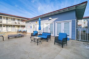 Walk to Ocean & Restaurants: Biloxi Getaway!