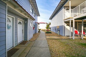 Walk to Ocean & Restaurants: Biloxi Getaway!