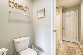 Walk to Ocean & Restaurants: Biloxi Getaway!