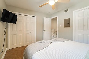 Walk to Ocean & Restaurants: Biloxi Getaway!