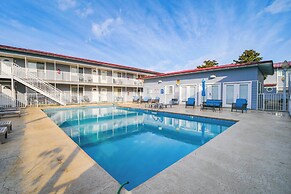 Walk to Ocean & Restaurants: Biloxi Getaway!