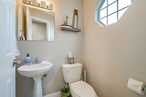 Walk to Ocean & Restaurants: Biloxi Getaway!