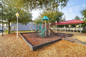 Walk to Ocean & Restaurants: Biloxi Getaway!