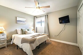 Walk to Ocean & Restaurants: Biloxi Getaway!