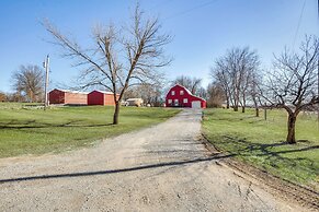 'red Barn Getaway' Chillicothe Countryside Home
