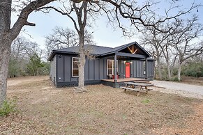Private Deck & Forest Setting: Waelder Cabin!