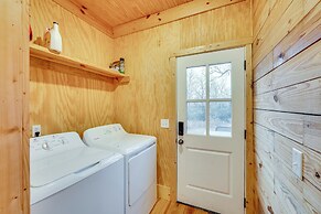 Private Deck & Forest Setting: Waelder Cabin!