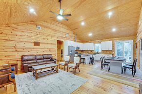 Private Deck & Forest Setting: Waelder Cabin!