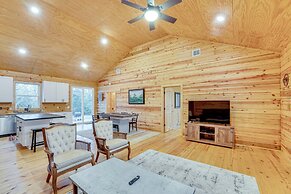 Private Deck & Forest Setting: Waelder Cabin!