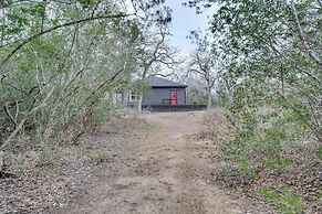 Private Deck & Forest Setting: Waelder Cabin!