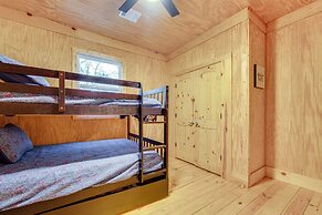 Private Deck & Forest Setting: Waelder Cabin!