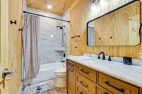 Private Deck & Forest Setting: Waelder Cabin!