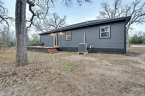 Private Deck & Forest Setting: Waelder Cabin!