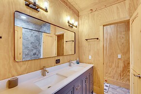 Private Deck & Forest Setting: Waelder Cabin!