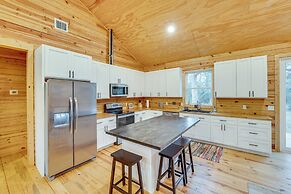 Private Deck & Forest Setting: Waelder Cabin!