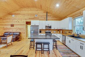 Private Deck & Forest Setting: Waelder Cabin!