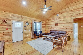 Private Deck & Forest Setting: Waelder Cabin!