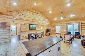 Private Deck & Forest Setting: Waelder Cabin!