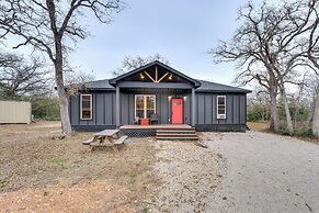 Private Deck & Forest Setting: Waelder Cabin!