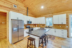 Private Deck & Forest Setting: Waelder Cabin!