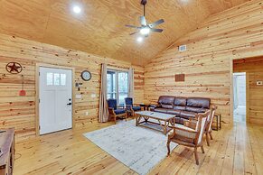 Private Deck & Forest Setting: Waelder Cabin!
