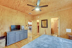 Private Deck & Forest Setting: Waelder Cabin!