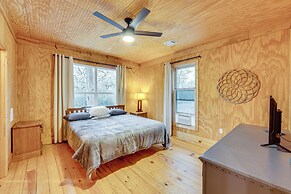 Private Deck & Forest Setting: Waelder Cabin!