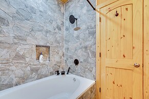 Private Deck & Forest Setting: Waelder Cabin!