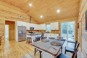 Private Deck & Forest Setting: Waelder Cabin!