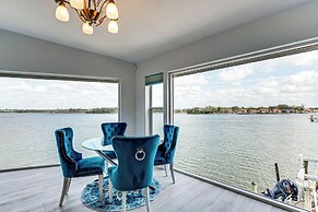 Waterfront Gem: Crystal River Family Home