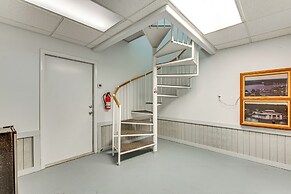 Waterfront Gem: Crystal River Family Home