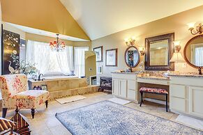 Large Deck: Luxe 6-acre Retreat in Dahlonega!