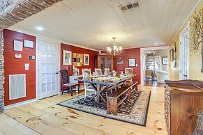 Large Deck: Luxe 6-acre Retreat in Dahlonega!