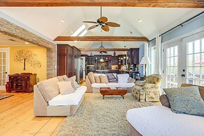 Large Deck: Luxe 6-acre Retreat in Dahlonega!