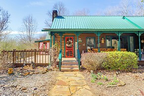 Large Deck: Luxe 6-acre Retreat in Dahlonega!