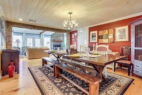 Large Deck: Luxe 6-acre Retreat in Dahlonega!
