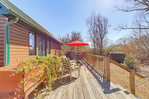Large Deck: Luxe 6-acre Retreat in Dahlonega!