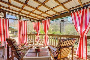 Large Deck: Luxe 6-acre Retreat in Dahlonega!