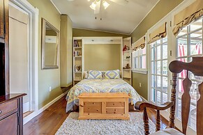 Large Deck: Luxe 6-acre Retreat in Dahlonega!