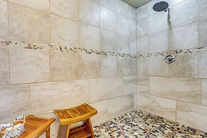 Large Deck: Luxe 6-acre Retreat in Dahlonega!