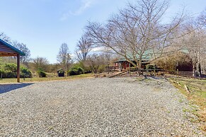 Large Deck: Luxe 6-acre Retreat in Dahlonega!