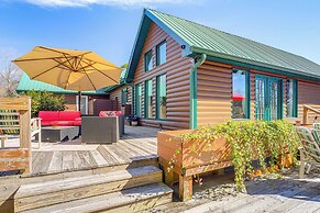 Large Deck: Luxe 6-acre Retreat in Dahlonega!