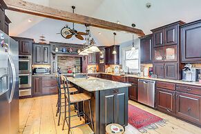 Large Deck: Luxe 6-acre Retreat in Dahlonega!