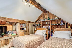 Large Deck: Luxe 6-acre Retreat in Dahlonega!