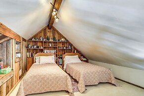 Large Deck: Luxe 6-acre Retreat in Dahlonega!