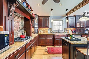 Large Deck: Luxe 6-acre Retreat in Dahlonega!