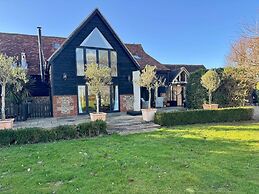 The Barn in the Chilterns - From 1590 Per Night