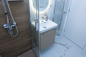 Fresh Modern 1 Bd Apt in Vibrant Patisia