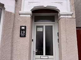 Central 4 Bed House - Sleeps 8 & Free Parking