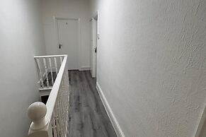 Central 4 Bed House - Sleeps 8 & Free Parking